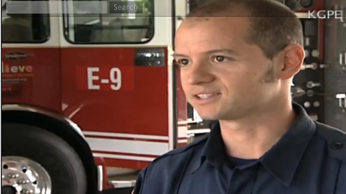 Brandmannen Corey Kapanick störtade in i ett nästan nedbrunnet hus.